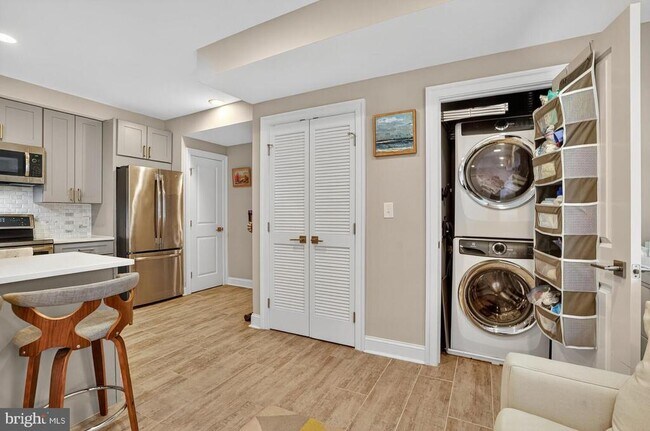 Building Photo - 1014 10th St NE