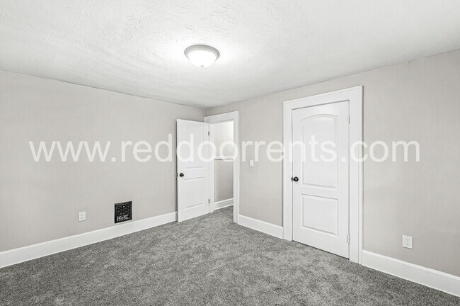 Building Photo - Updated & Budget-Friendly 3-Bedroom Home N...