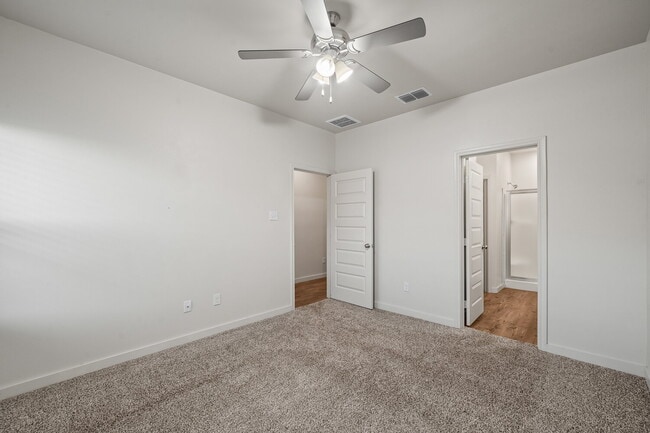 Building Photo - Beautiful Townhome Located South of Town N...
