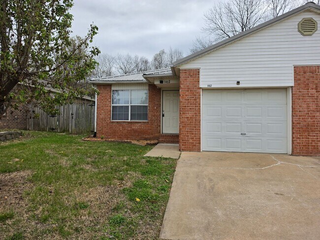 Building Photo - 1462-1462 N Dawn Dr