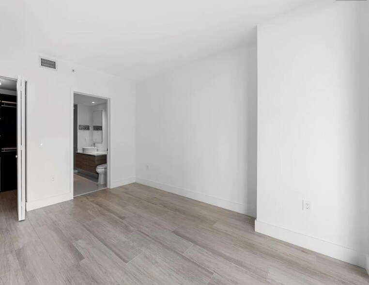 Building Photo - 121 NE 34th St