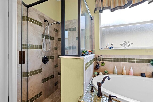 Building Photo - 1352 Oakcrest Ct