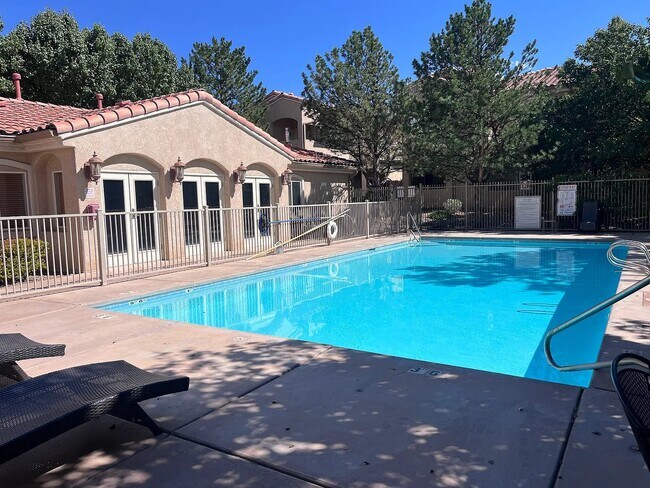 Building Photo - 6800 Vista Del Norte Dr NE