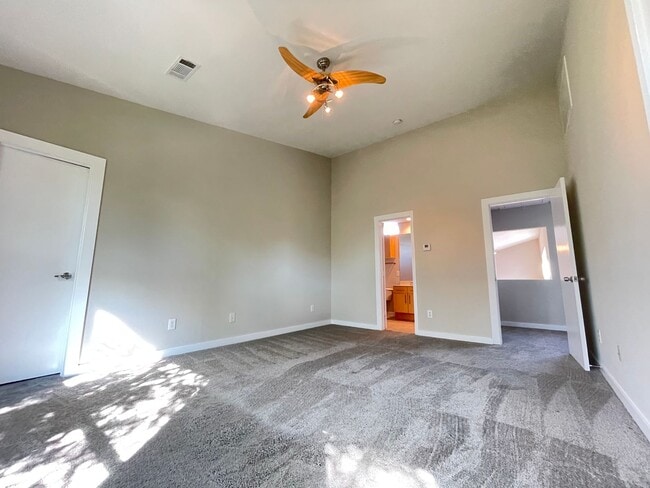 Building Photo - Dallas 3 story Loft