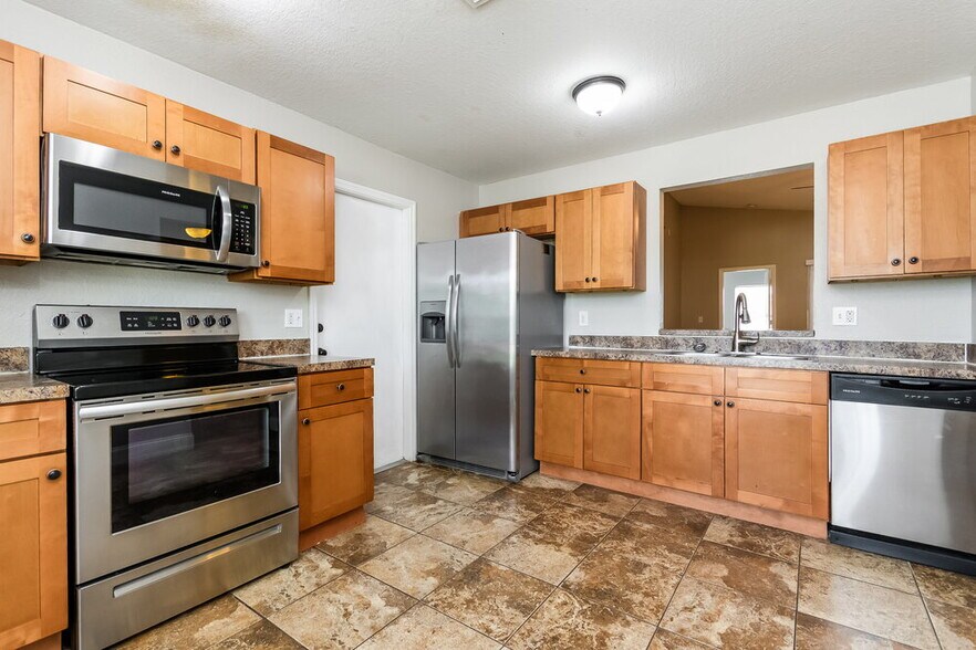 Building Photo - 3008 Sabal Bend Dr NE