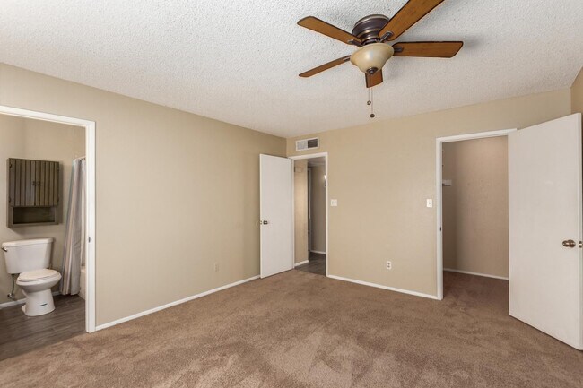 Building Photo - 2113 N Los Altos Dr
