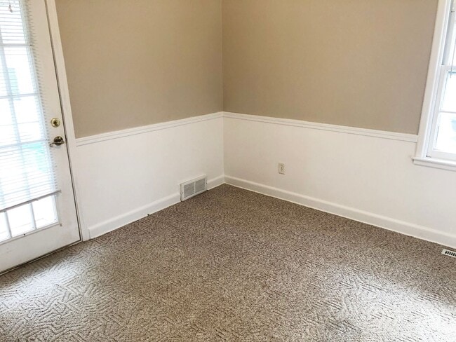 Building Photo - 2 BR Ranch Style Home with Fenced-in Back Yard & 1-Car Detached Garage