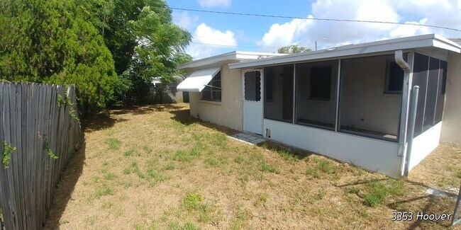 Building Photo - 2333 Roselawn Dr