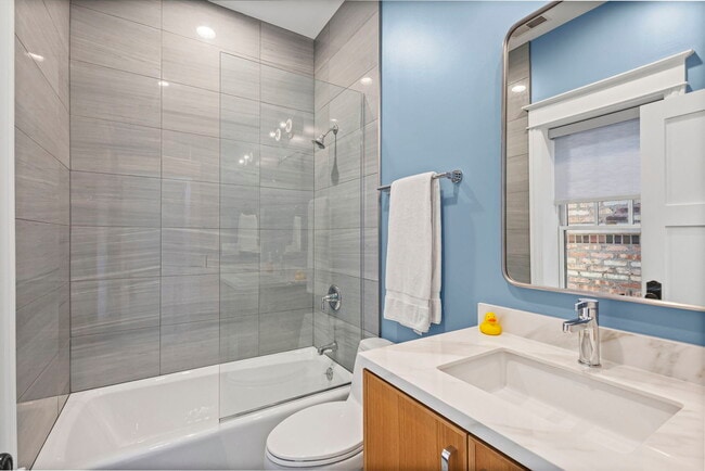 Building Photo - 4322 N Hermitage Ave