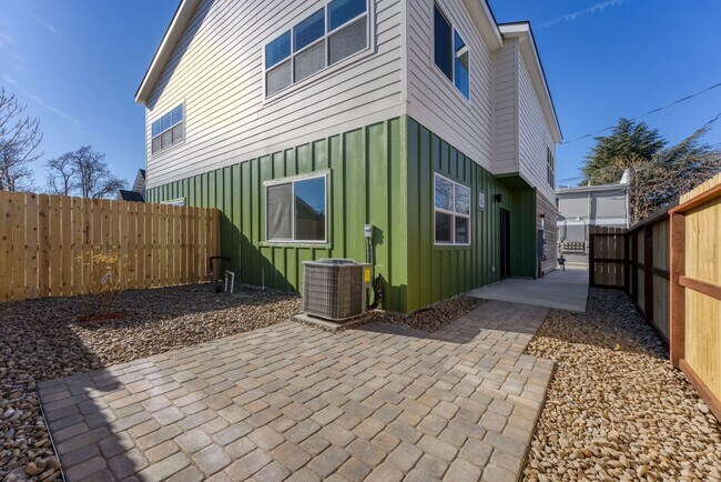 Building Photo - MidTown Gem - Fully Renovated W Large Rooms