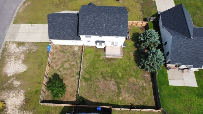 Building Photo - 4 Bedrooms in Sought After Neighborhood & ...