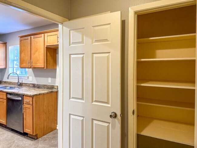 Building Photo - 4 Bedroom / 2 Bath / 2 Car Garage