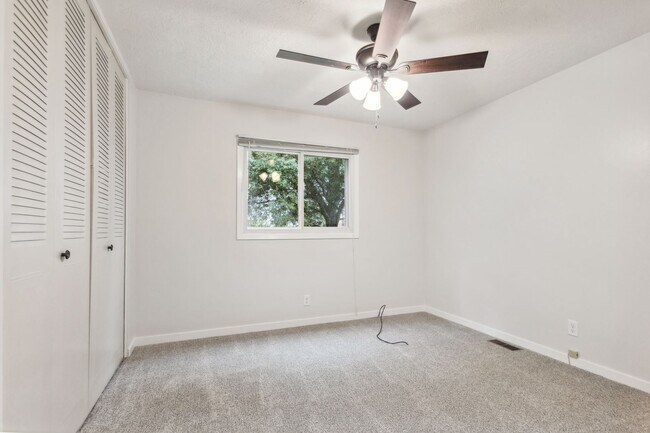 Building Photo - Fully Remodeled South Lincoln 4 Bedroom