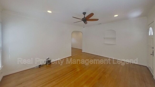 Building Photo - 5739 Kenwood Ave