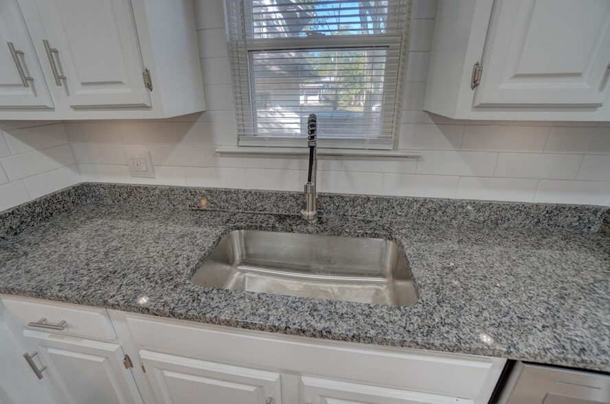 Building Photo - 4 Runyan Ct