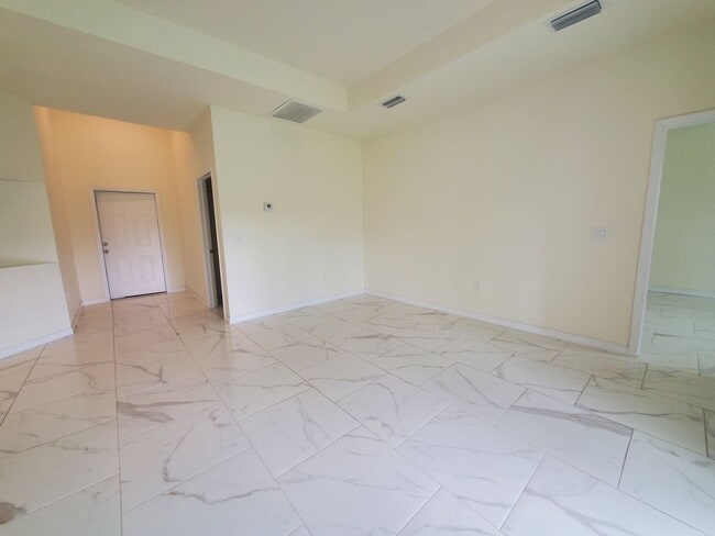 Building Photo - Large 4 Bed 3 Bath with 2 Car Garage-LEHIG...