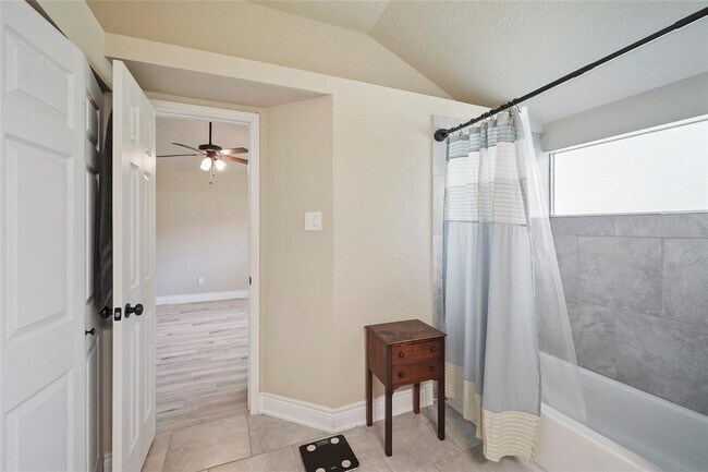 Building Photo - 2911 Parkwood Manor Dr