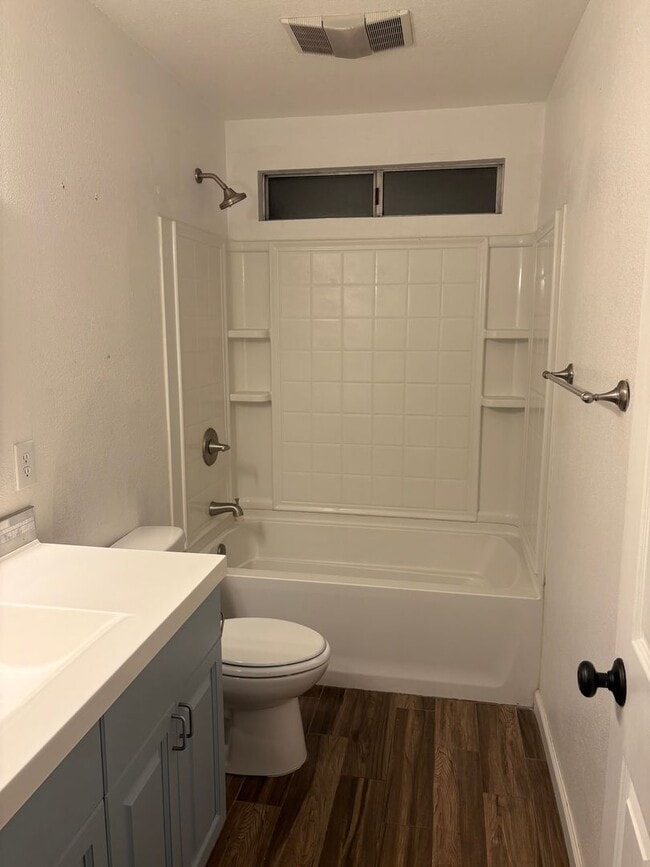 Building Photo - Great 4 bedroom home with pool