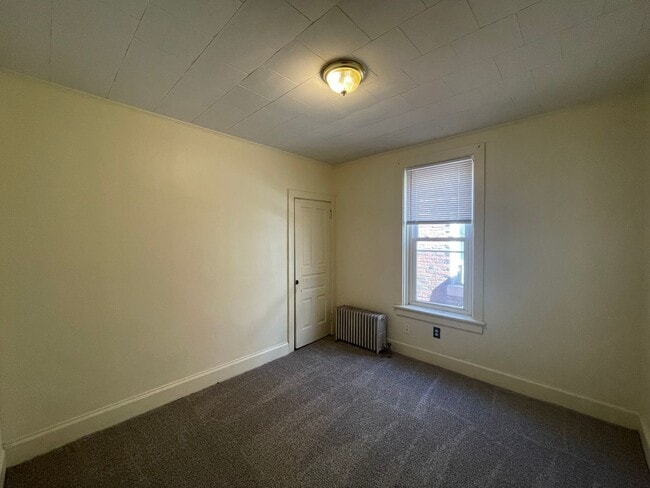 Building Photo - 3 Bedroom Single Family Home in Harrisburg!