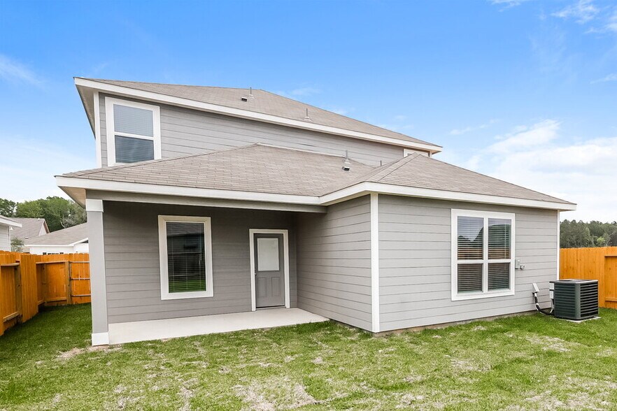 Building Photo - 16458 Honeysuckle Hl Dr