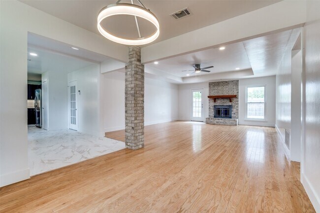 Building Photo - 1323 Lark Ln