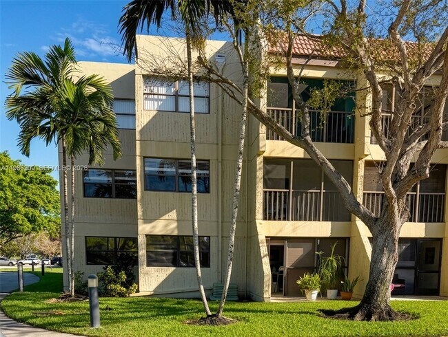 Building Photo - 220 Lakeview Dr