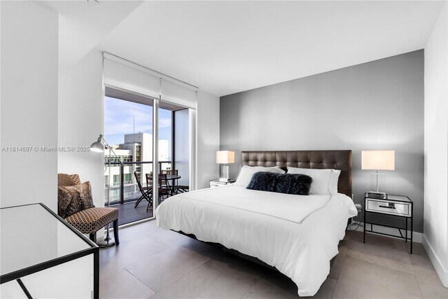Building Photo - 1300 Brickell Bay Dr