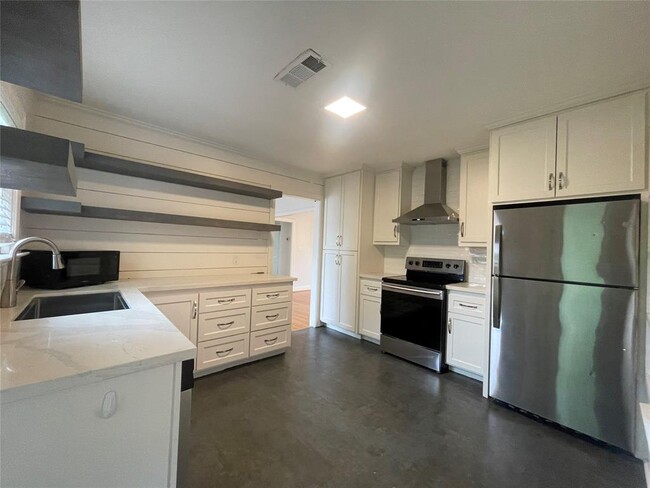 Building Photo - 2328 McClendon St
