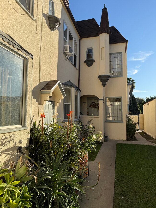 Building Photo - 5906 San Vicente Blvd