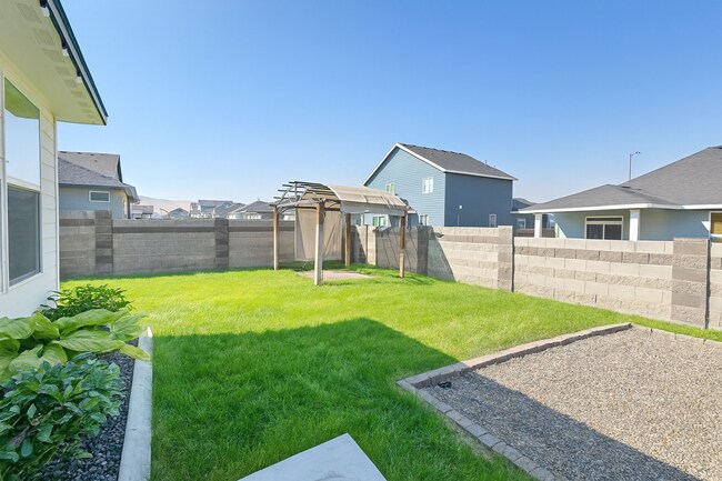 Building Photo - MOVE IN READY! Welcome Home! 3 bed/2 bath in West Richland