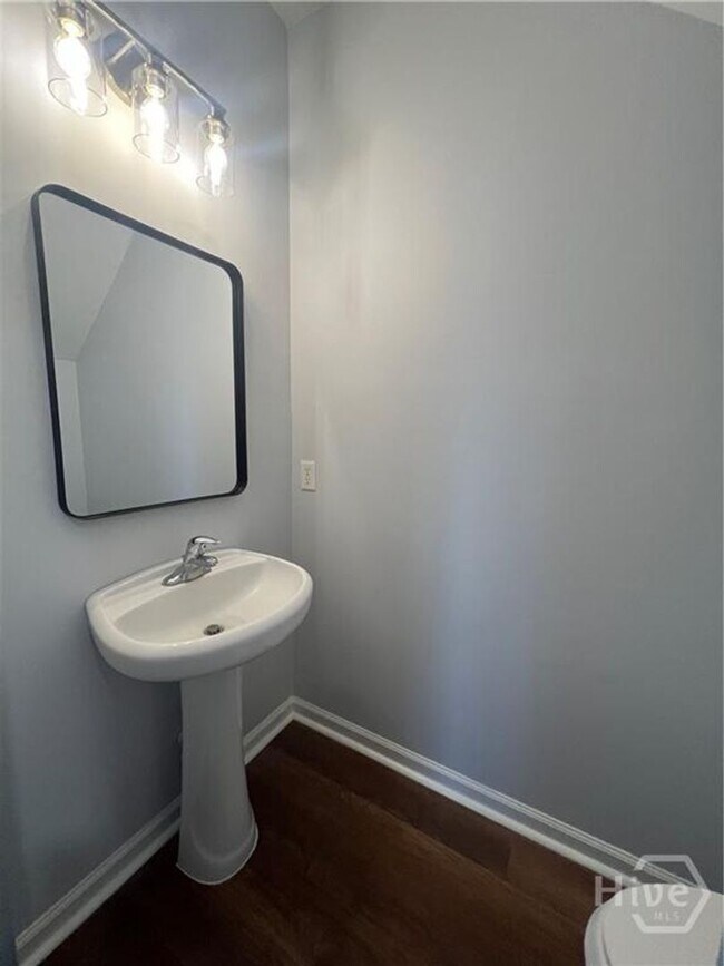 Building Photo - 4 bed, 2.5 bath townhouse