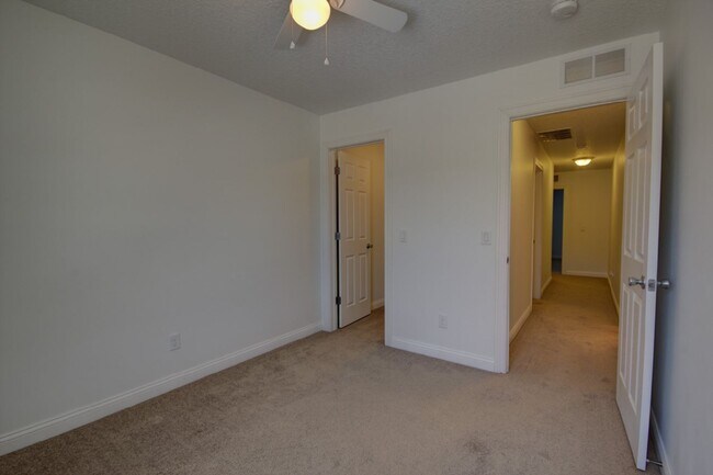 Building Photo - Gorgeous 3 Bedroom Townhome