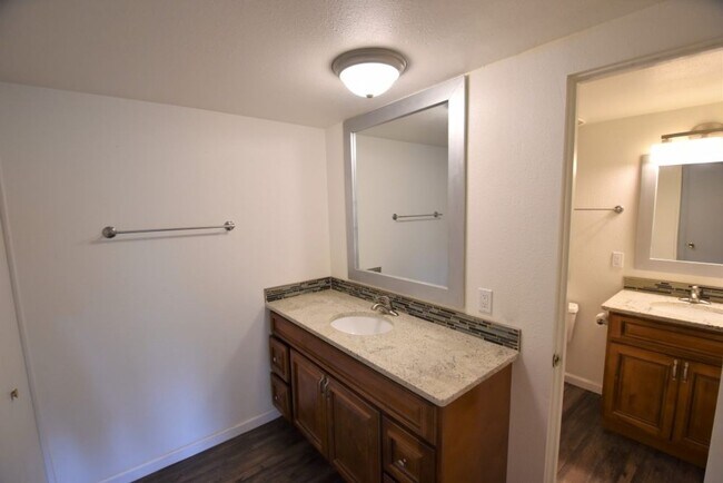 Building Photo - 2 Bedroom Condo Available at The Meadows