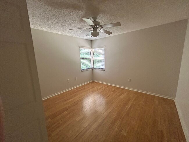 Building Photo - 4137 Woodview Dr