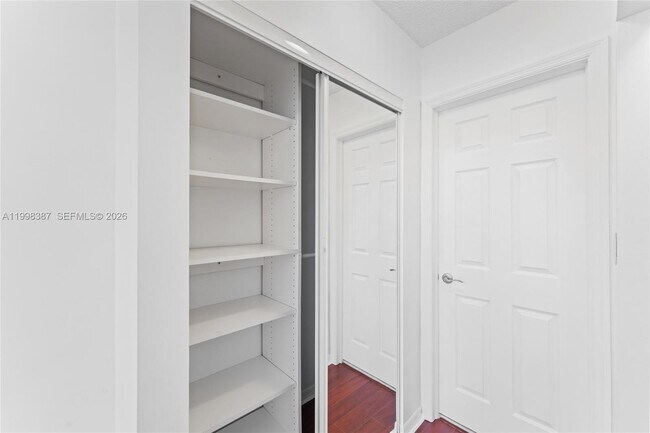 Building Photo - 1120 W Lake St