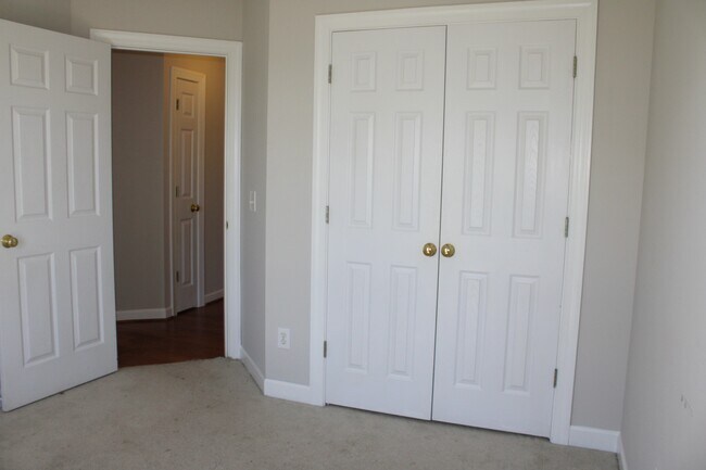 Building Photo - 80 Senter Farm Ct