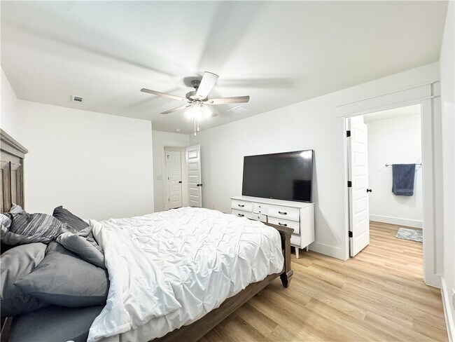 Building Photo - 681 Kendra St