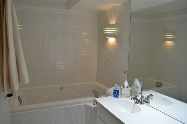 Master bathroom - 407 Summers Dr