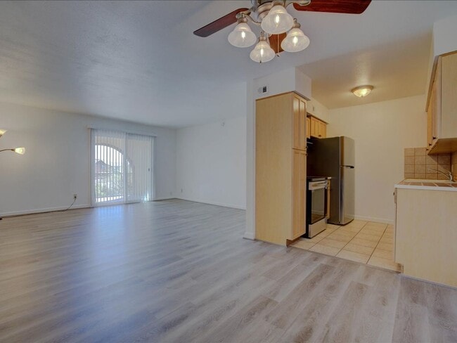 Building Photo - 2 Bedroom, 2 Bath