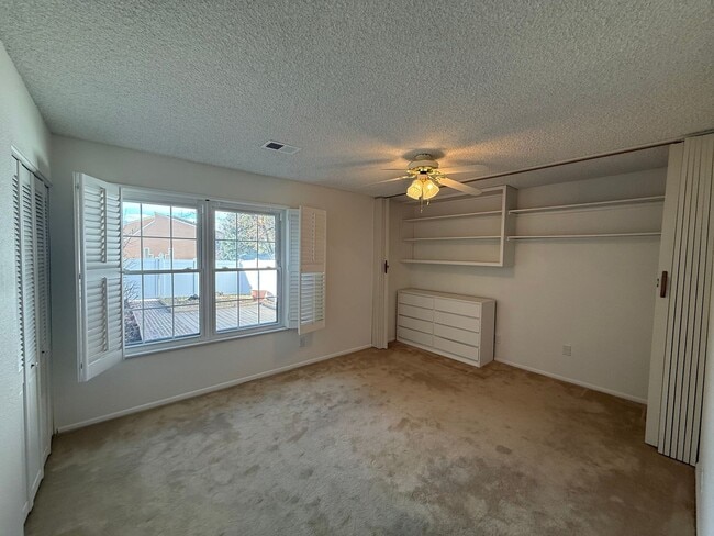 Building Photo - Spacious home right on the goldfcourse