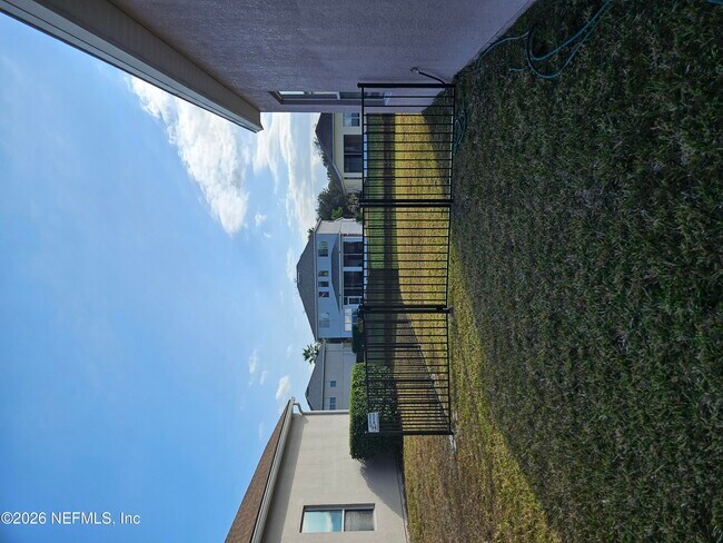 Building Photo - 8252 Hedgewood Dr