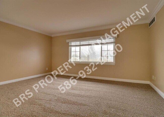 Building Photo - Upper end-unit condo in desirable Rochester Hills