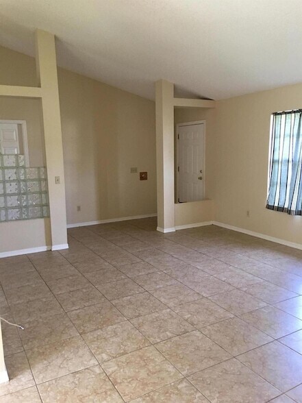 Building Photo - 3174 SW Armucher St