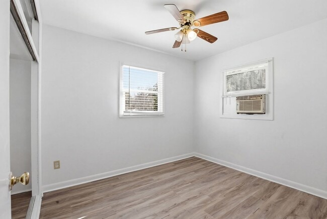 Building Photo - Prime NW Location!