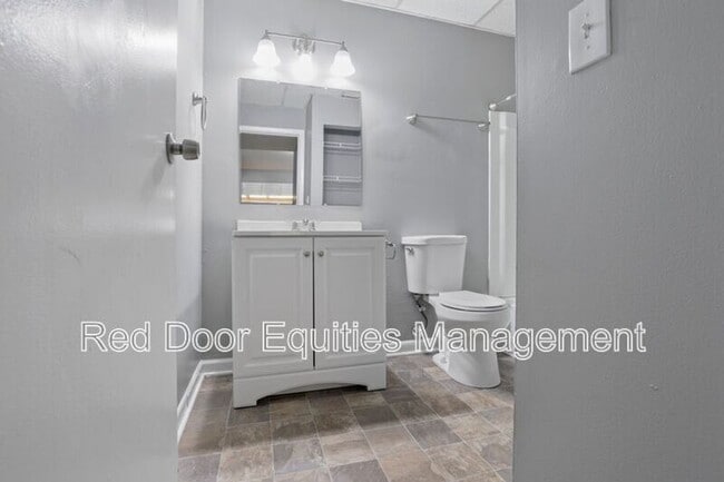 Building Photo - 129 W Walnut St