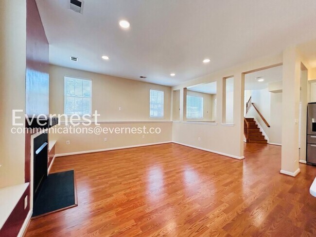 Building Photo - 4 Bed, 3.5 Bath Home with Garage / Pet-Friendly / Available Soon!