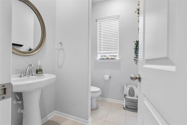 Building Photo - 2405 Bayrose Dr