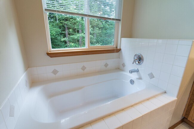 Building Photo - Large Updated 5 Bed SPLIT-LEVEL Kenmore Home!