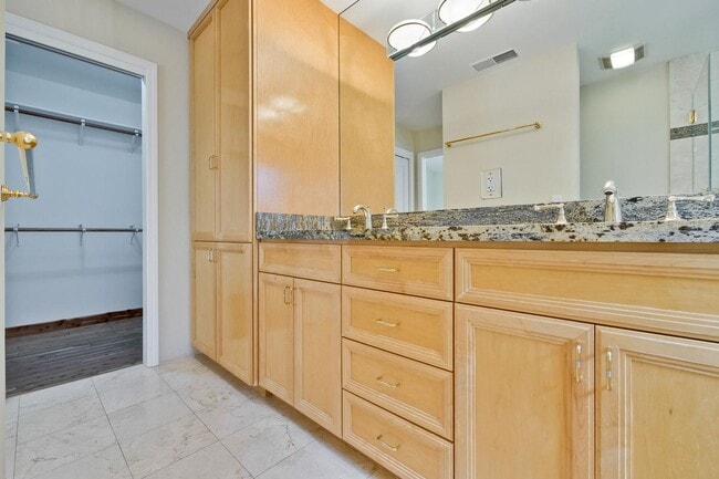Building Photo - Beautiful 4 bedroom, 3 bath in desirable C...