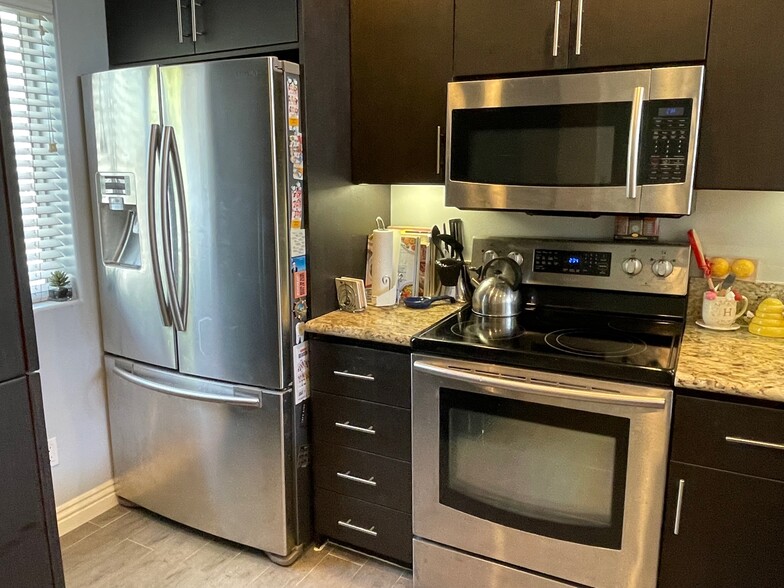 Stainless Steel Appliances - 2233 Martin